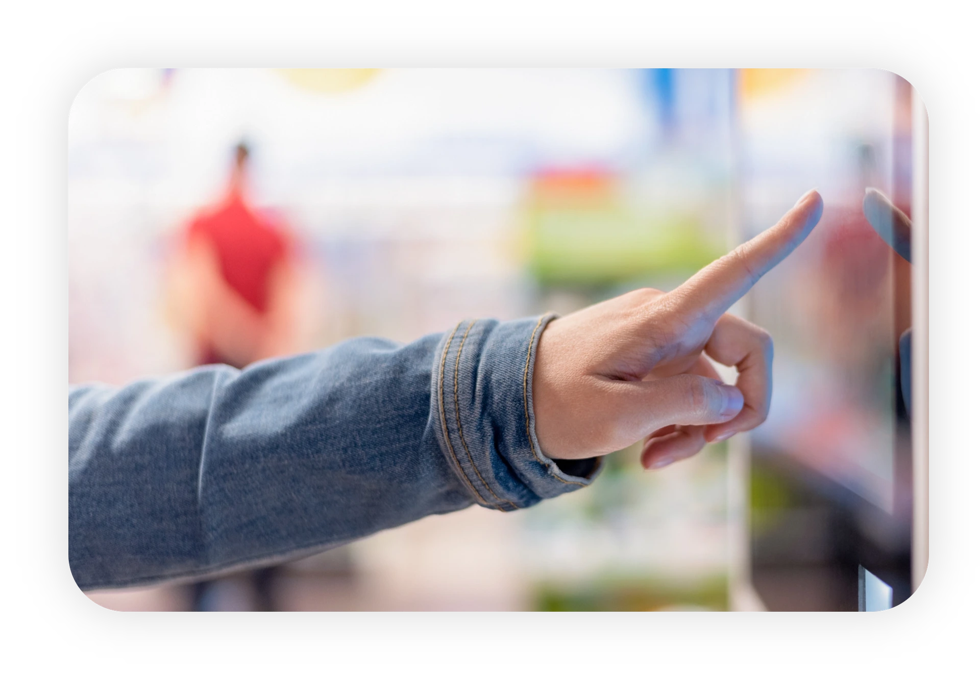 Main utilisant un écran tactile interactif